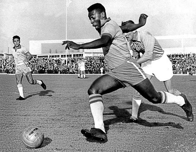 Pelé em jogo contra o Malmö FF, em 1960. O Brasil venceu por 7-1.