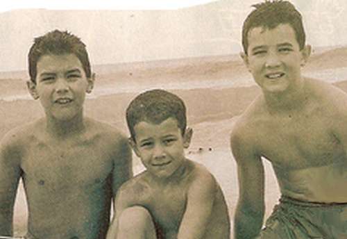 Jonas Brothers de niños en la playa