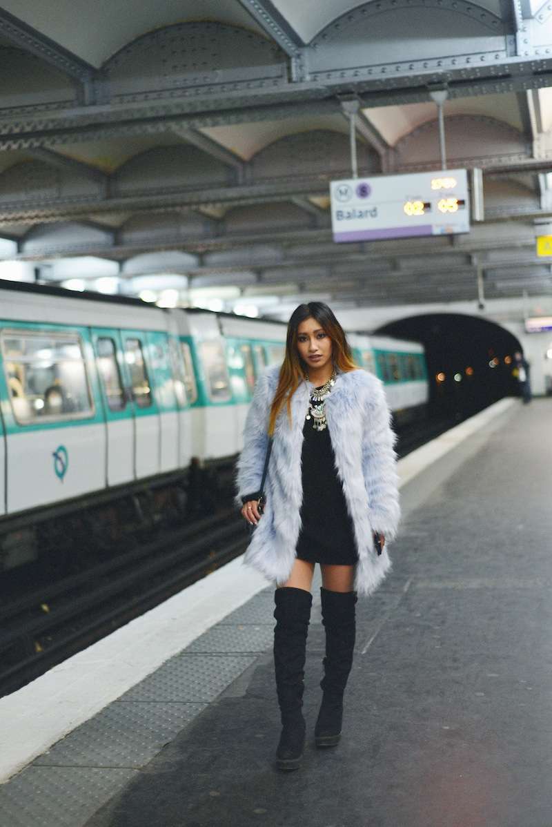 look de fête manteau à fourrure bleu blog mode paris 