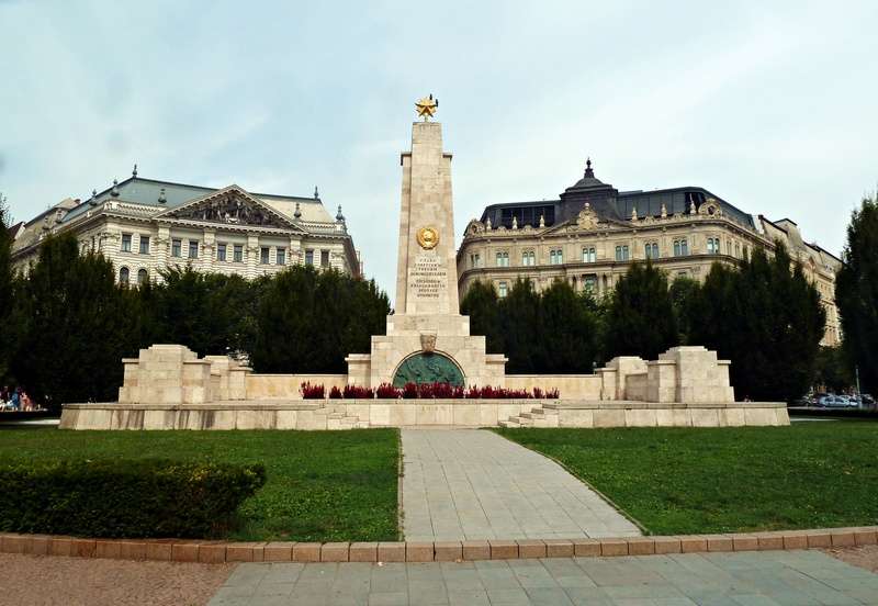 Budapest Low Cost - Blogs de Hungria - Día 1. Parlamento, Plaza de la Libertad, Basílica, Gran Sinagoga y termas. (4)