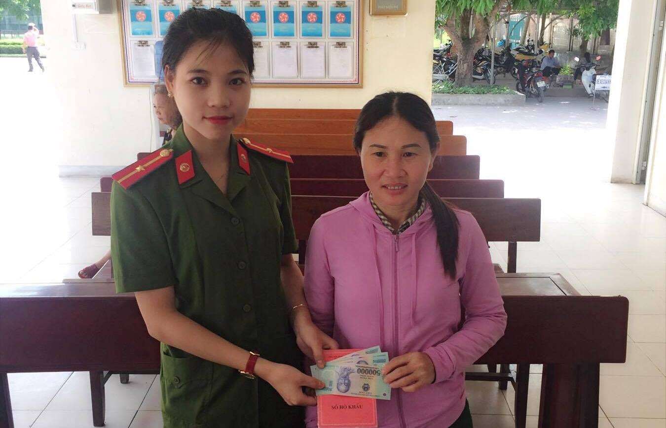 Phát hiện tiền công dân bỏ quên trong Sổ Hộ khẩu, cán bộ Công an huyện Thạch Hà tìm cách trả lại