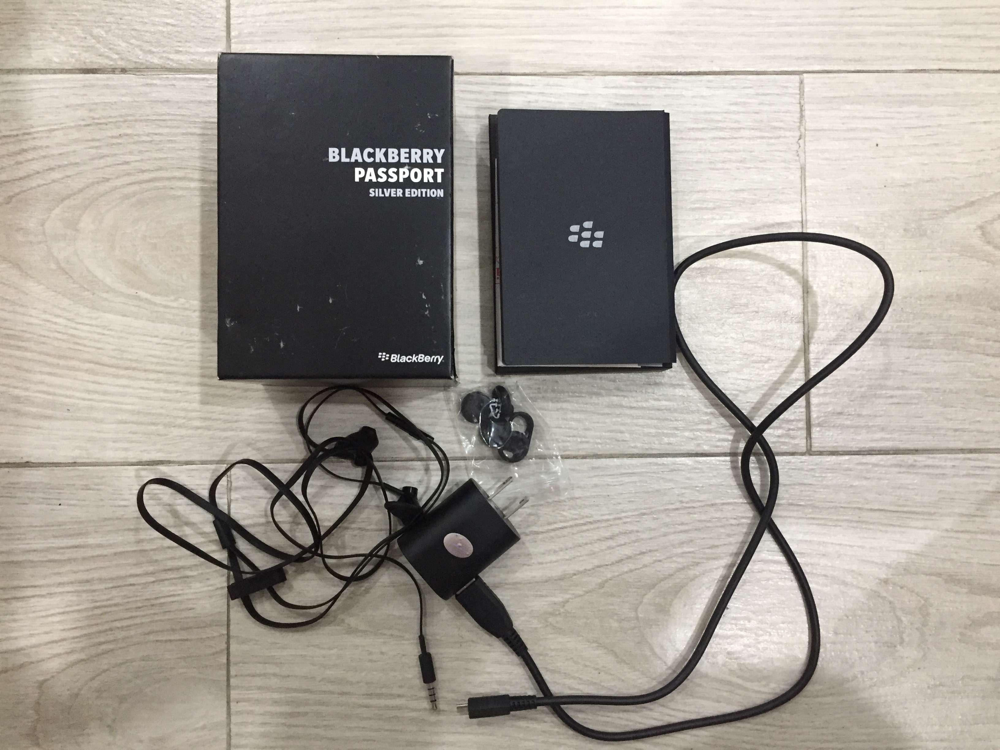 BlackBerry Passport Silver, như mới 100%, còn bh Hnammobile 8 tháng - 2