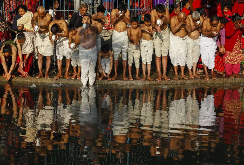 Nepal inicia el festival hindú en el que lavan los pecados con baños rituales