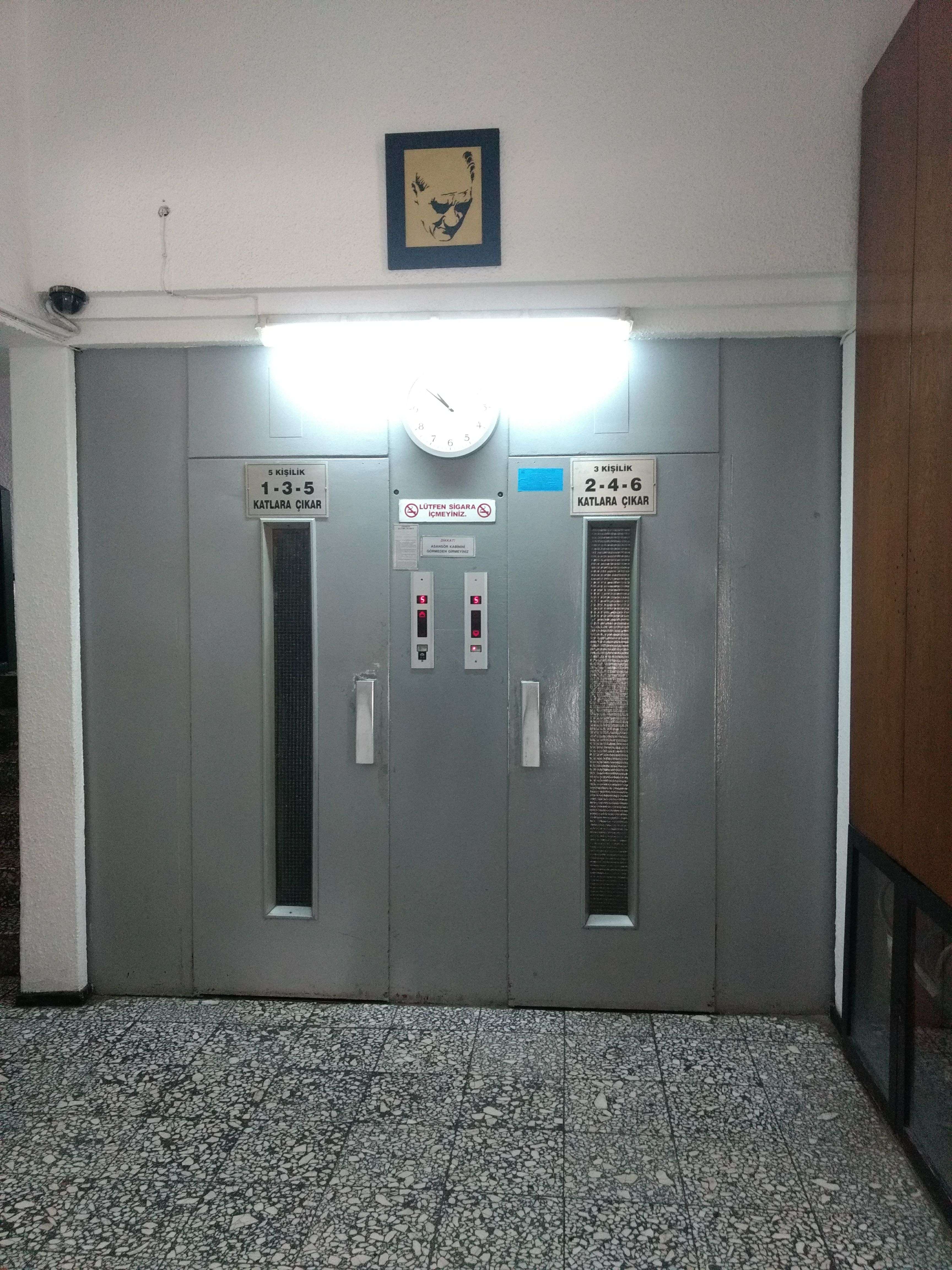 Asansörlerin bulunduğu giriş