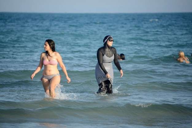 ასე გამოიყურებიან ქალები სანაპიროზე საცურაო კოსტუმების გარეშე