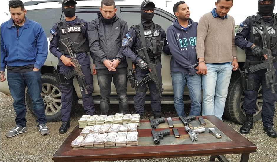 Envían al penal de Támara a los siete capturados con dinero y armas en La Ceiba