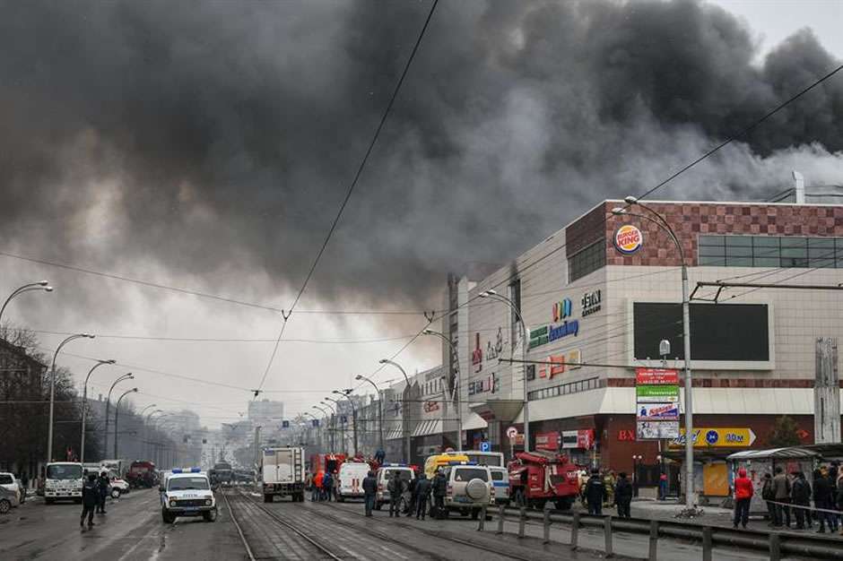 Suben a 64 las víctimas mortales por un incendio en un centro comercial de Siberia