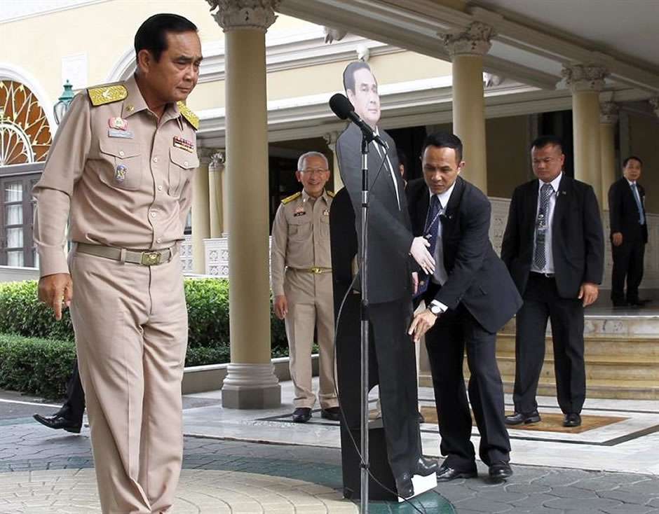 El primer ministro de Tailandia deja una copia suya para las preguntas espinosas